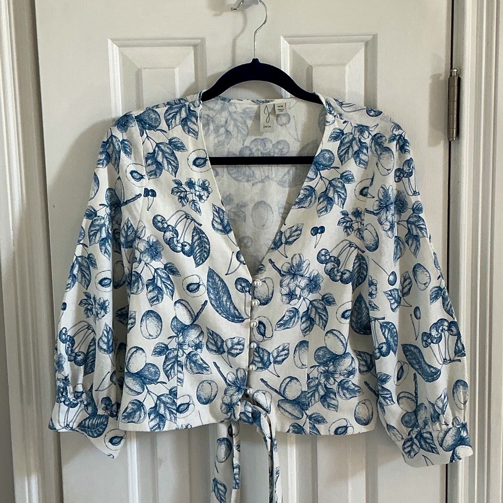 Joie Rare White Cropped Top w/ Blue Botanical Print, Tie Front & Pearl Buttons